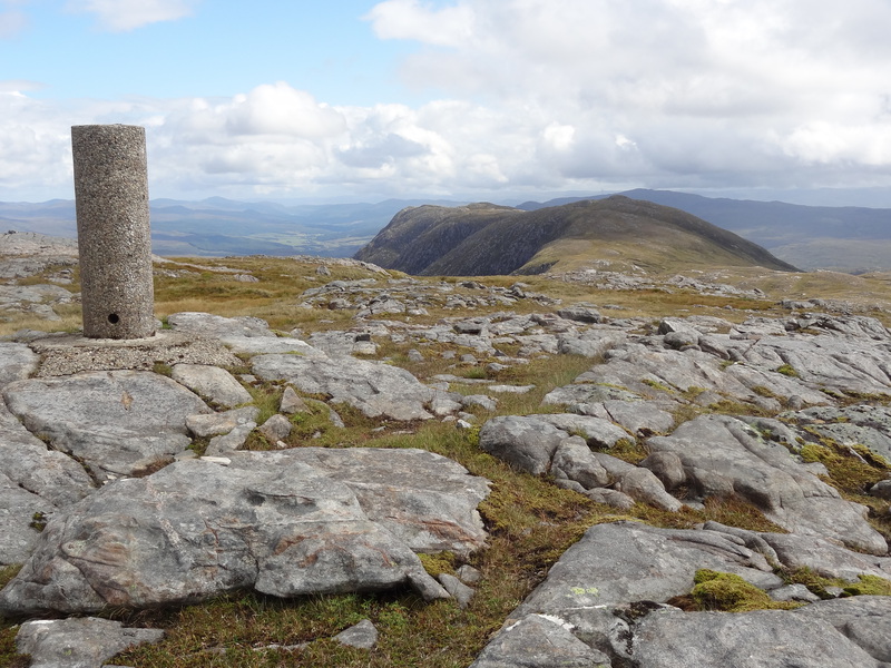 Beinn Loinne summit looking east along the ridge