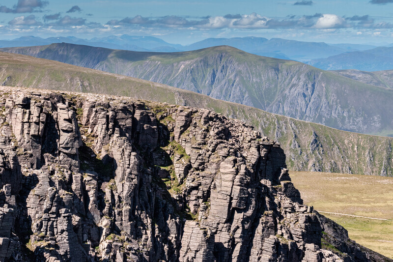 Looking west over Fiacaill a'Choire Chais from Cairngorm